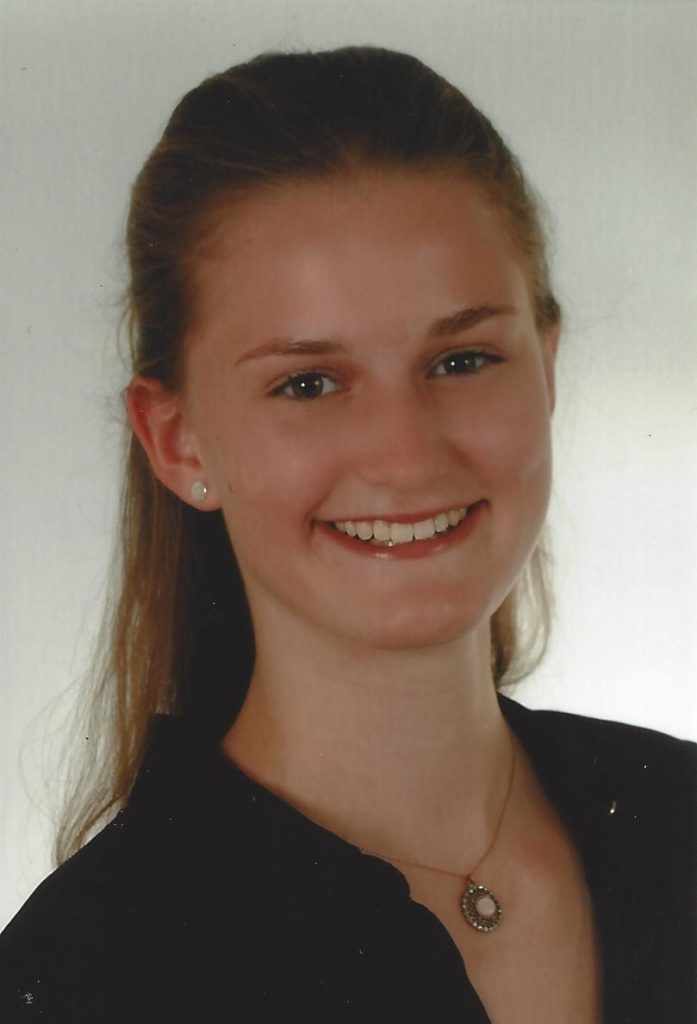 Portraitaufnahme einer jungen Frau mit langen, dunkelblonden Haaren.
